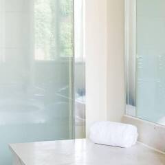 Апартаменты Huge, Regal 2BR Apartment Right next to Harrods! Лондон ванная