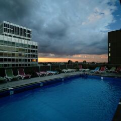 Отель Hôtel Le Cantlie Suites Канада, Монреаль - отзывы, цены и фото номеров - забронировать отель Hôtel Le Cantlie Suites онлайн бассейн фото 2