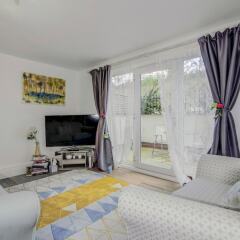 Отель Bright, Spacious 1BR Chorlton Apt for 2 W/patio Великобритания, Манчестер - отзывы, цены и фото номеров - забронировать отель Bright, Spacious 1BR Chorlton Apt for 2 W/patio онлайн комната для гостей фото 4