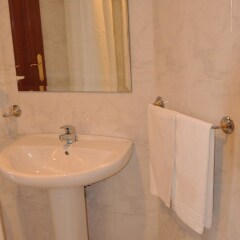 Отель Hostal Mourelos Испания, Эль-Грове - отзывы, цены и фото номеров - забронировать отель Hostal Mourelos онлайн ванная