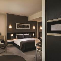 Отель Adina Apartment Hotel Berlin Hackescher Markt Германия, Берлин - 2 отзыва об отеле, цены и фото номеров - забронировать отель Adina Apartment Hotel Berlin Hackescher Markt онлайн удобства в номере фото 2