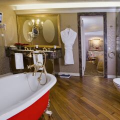Отель IMPERIAL Hotel & Restaurant Литва, Вильнюс - 5 отзывов об отеле, цены и фото номеров - забронировать отель IMPERIAL Hotel & Restaurant онлайн ванная фото 2