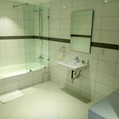 Отель Golden Tulip Ibadan Нигерия, Ибадан - отзывы, цены и фото номеров - забронировать отель Golden Tulip Ibadan онлайн ванная фото 2