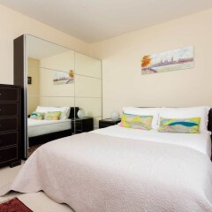 Отель Highgate Garden House сейф в номере
