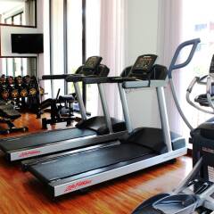 Отель Weekender Resort фитнесс-зал фото 3