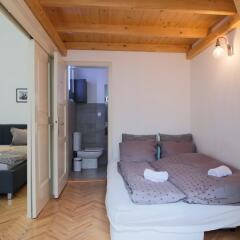 Отель Wenceslas Apartment for 10 with AC Чехия, Прага - отзывы, цены и фото номеров - забронировать отель Wenceslas Apartment for 10 with AC онлайн комната для гостей фото 2