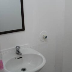 Отель Isla Kitesurfing Guesthouse Филиппины, остров Боракай - 1 отзыв об отеле, цены и фото номеров - забронировать отель Isla Kitesurfing Guesthouse онлайн ванная фото 2