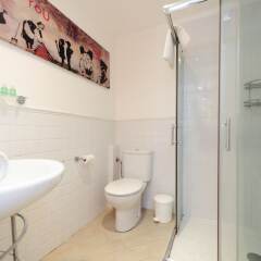 Апартаменты Studio Orange Five Stars Holiday House ванная