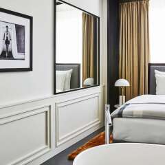Отель Roomers Munich, Autograph Collection сейф в номере