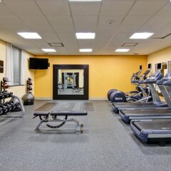 Отель Hampton Inn by Hilton Toronto Airport Corporate Centre Канада, Торонто - отзывы, цены и фото номеров - забронировать отель Hampton Inn by Hilton Toronto Airport Corporate Centre онлайн фитнесс-зал фото 2