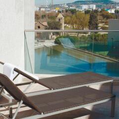 Отель Hesperia Fira Suites бассейн
