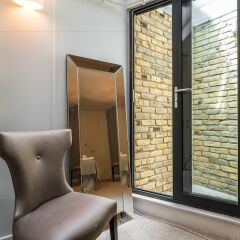 Отель Bedfordbury сейф в номере