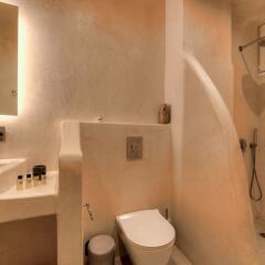 Отель The Muse Of Santorini - Jacuzzi Suites Греция, Остров Санторини - отзывы, цены и фото номеров - забронировать отель The Muse Of Santorini - Jacuzzi Suites онлайн ванная