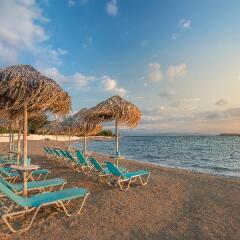 Отель Oasis Beach Hotel Греция, Агистри - отзывы, цены и фото номеров - забронировать отель Oasis Beach Hotel онлайн пляж