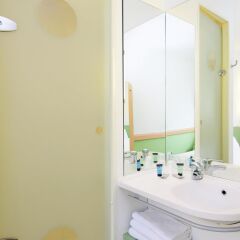 Отель ibis budget Lyon Gerland Франция, Лион - отзывы, цены и фото номеров - забронировать отель ibis budget Lyon Gerland онлайн ванная фото 2