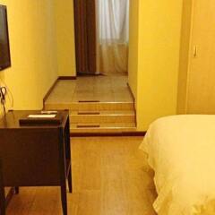 Отель B and B Inn комната для гостей