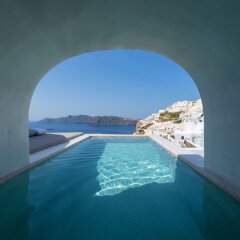 Отель Echoes Luxury Suites by Canvas - Adults Only Греция, Остров Санторини - отзывы, цены и фото номеров - забронировать отель Echoes Luxury Suites by Canvas - Adults Only онлайн бассейн