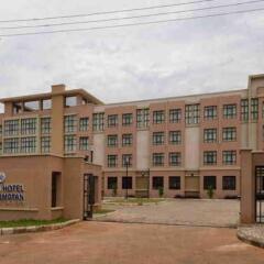 Protea Hotel by Marriott Benin City Select Emotan парковка