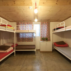 Lazy Fox Hostel сейф в номере