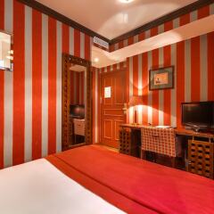 Отель Villa Pantheon Париж сейф в номере