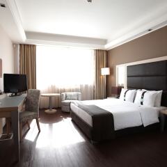 Отель Holiday Inn Belgrade Сербия, Белград - отзывы, цены и фото номеров - забронировать отель Holiday Inn Belgrade онлайн сейф в номере
