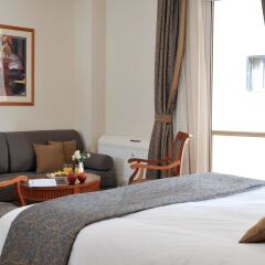 Отель Athens Atrium Hotel and Suites Греция, Афины - 2 отзыва об отеле, цены и фото номеров - забронировать отель Athens Atrium Hotel and Suites онлайн комната для гостей фото 4