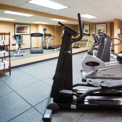 Отель Holiday Inn Bloomington Airport South Mall Area Блумингтон фитнесс-зал