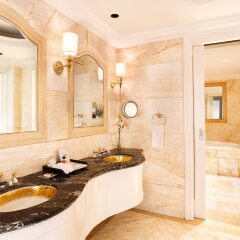 Отель The Claridges New Delhi ванная фото 2