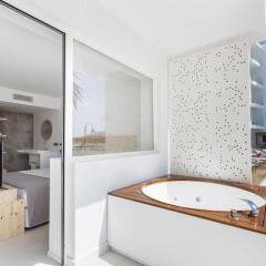 Отель One Ibiza Suites ванная фото 2