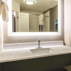 La Quinta Inn & Suites by Wyndham Orlando UCF in Orlando, United States of America from 127$, photos, reviews - zenhotels.com bathroom
