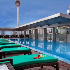 Отель PARKROYAL Serviced Suites Kuala Lumpur Малайзия, Куала-Лумпур - 1 отзыв об отеле, цены и фото номеров - забронировать отель PARKROYAL Serviced Suites Kuala Lumpur онлайн бассейн фото 3