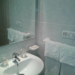 Отель Hostal Naya ванная