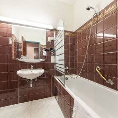 Отель Novum Hotel Cristall Wien Messe Австрия, Вена - 12 отзывов об отеле, цены и фото номеров - забронировать отель Novum Hotel Cristall Wien Messe онлайн ванная