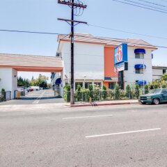 Отель Motel 6 Van Nuys Лос-Анджелес парковка