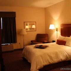 Отель Hampton Inn & Suites Springdale комната для гостей фото 4