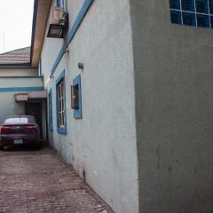 Отель Precinct Comfort Services, Yaba парковка