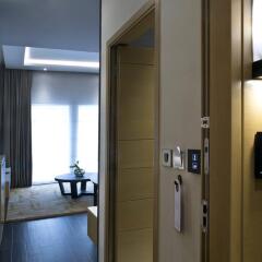 Grayton Hotel Dubai сейф в номере