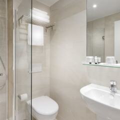 Отель Hôtel International Paris ванная фото 3