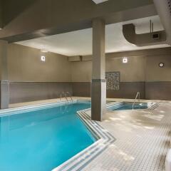 Отель Travelodge by Wyndham Toronto East бассейн