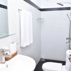 Отель Aradhana Airport Hotel Шри-Ланка, Негомбо - отзывы, цены и фото номеров - забронировать отель Aradhana Airport Hotel онлайн ванная фото 2