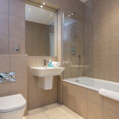 Отель 2 Bedroom Flat With Free Wifi ванная фото 2
