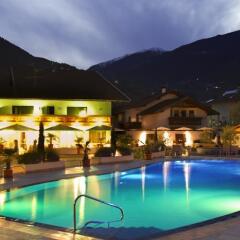 Отель Schlosshof Charme Resort – Hotel & Camping Италия, Лана - отзывы, цены и фото номеров - забронировать отель Schlosshof Charme Resort – Hotel & Camping онлайн вид на фасад