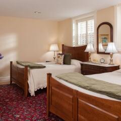 Отель Embassy Circle Guest House удобства в номере