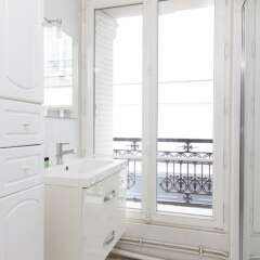 Отель Louvre Area - Saint Honoré Apartment Франция, Париж - отзывы, цены и фото номеров - забронировать отель Louvre Area - Saint Honoré Apartment онлайн балкон