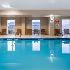 Отель La Quinta Inn & Suites Columbus West - Hilliard бассейн