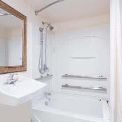Отель Days Inn Neptune Beach ванная фото 2