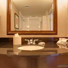 Отель Hilton Garden Inn Calgary Airport Канада, Калгари - отзывы, цены и фото номеров - забронировать отель Hilton Garden Inn Calgary Airport онлайн ванная