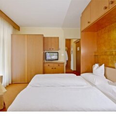 Отель Zea Curtis Garden Residence Меран сейф в номере