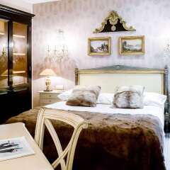 Отель Hôtel Chateaubriand Champs Elysées Париж сейф в номере