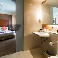 Отель On8 Sukhumvit Nana Bangkok By Compass Hospitality Бангкок ванная